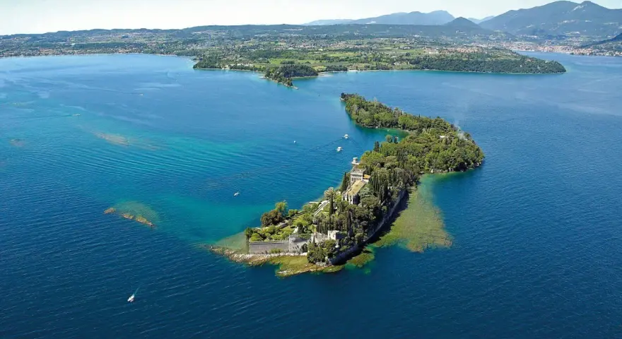 Le splendide isole del Lago di Garda, con ville storiche e vegetazione lussureggiante, emergono dalle acque turchesi.