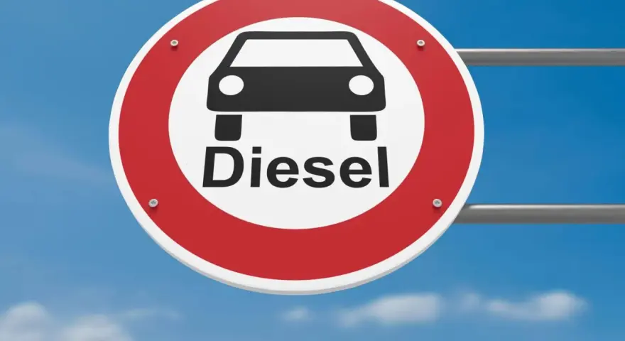 Segnale di divieto per auto diesel. Ci si interroga su euro 4 diesel fino a quando possono circolare.