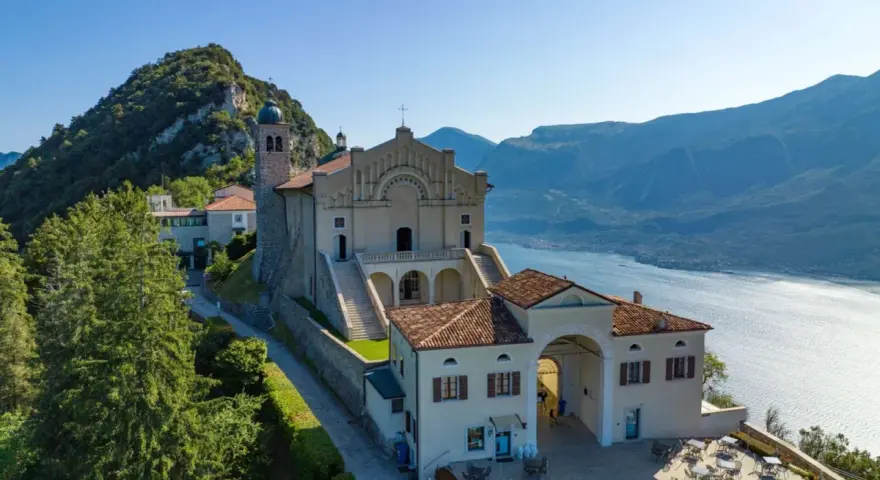 Santuario della Madonna della Corona, un luogo magico per chi cerca pace e panorami mozzafiato. Ecco come arrivare a Tignale sul Garda.