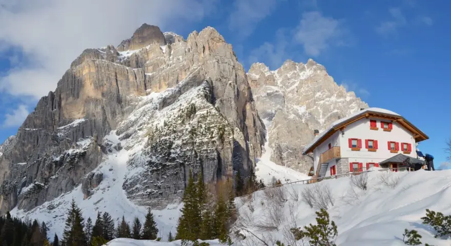 Rifugio Carestiato, un'oasi bianca ai piedi delle maestose Dolomiti. Scopri come arrivare a questo incantevole luogo.