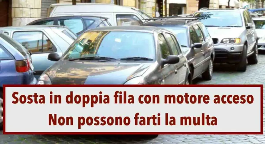 Auto in seconda fila strada, motore acceso. Non ti multano se aspetti poco.