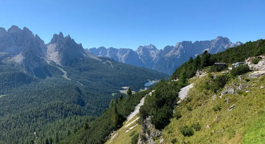Sentiero panoramico da Misurina al Monte Piana a piedi, tra boschi e vette maestose.