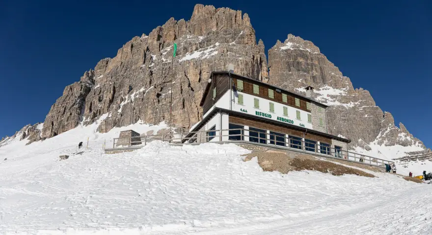 Rifugio Auronzo, un punto di riferimento per chi cerca come arrivare in questo scenario dolomitico innevato.