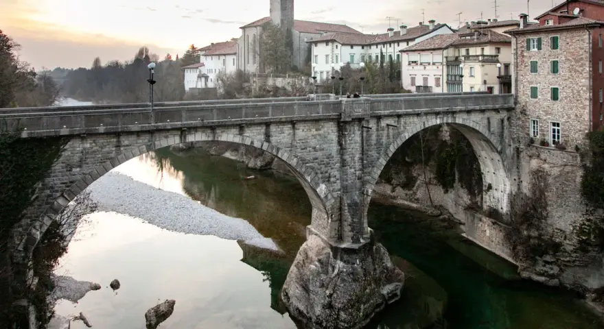 Ponte del Diavolo a Cividale del Friuli, con il fiume Natisone e le case storiche sullo sfondo.