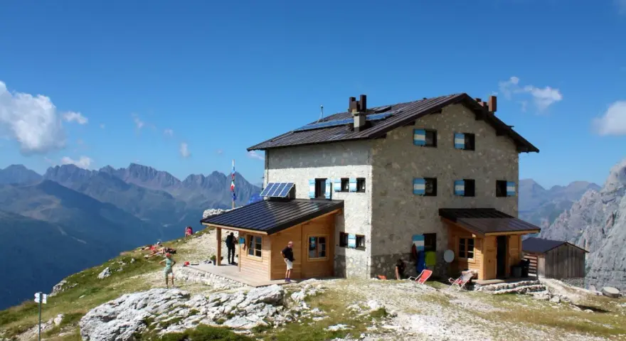 Rifugio Velo della Madonna, un'oasi tra le vette. Scopri come arrivare in questo luogo incantevole.