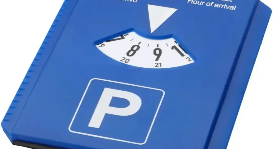 Disco orario blu per parcheggio, con indicazione dell'ora di arrivo impostata sulle 9:20.