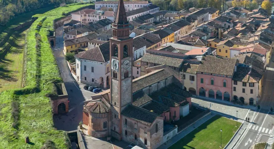 Pizzighettone cosa vedere: vista aerea del borgo con la chiesa e le antiche mura verdi.