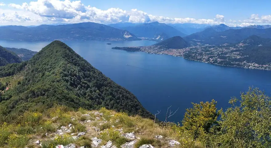Vista panoramica dal Monte San Salvatore sui pizzoni di Laveno e il Lago Maggiore.