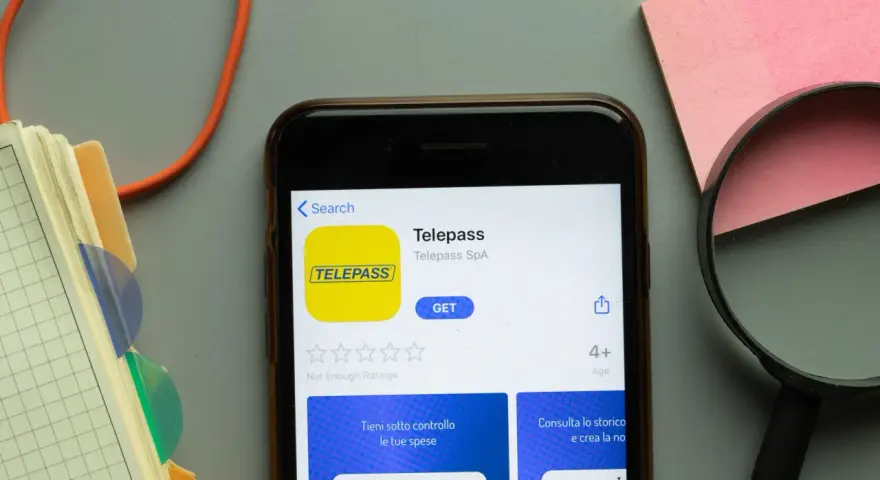 App Telepass sullo smartphone, pronta per essere scaricata. La targa è già in uso per gestire al meglio le tue spese in autostrada.