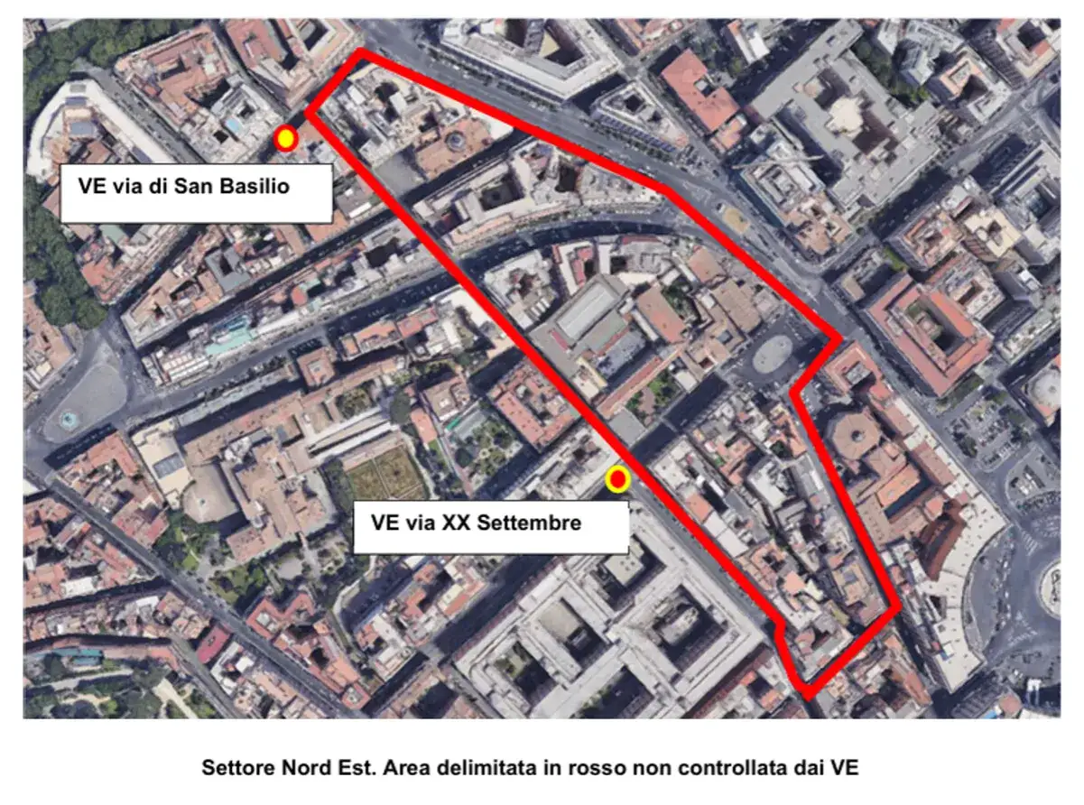 Mappa area urbana con perimetro rosso. Punti gialli indicano VE (veicoli elettrici?) per controllo traffico e potenziali multe.
