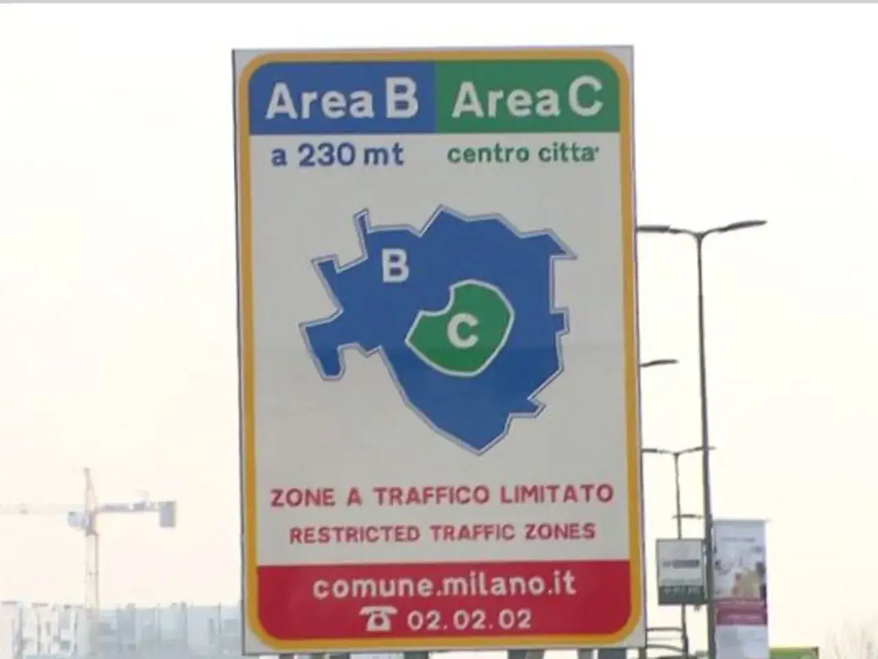 Cartello stradale che indica le zone a traffico limitato di Milano, Area B e Area C, con mappa e informazioni utili per i conducenti.