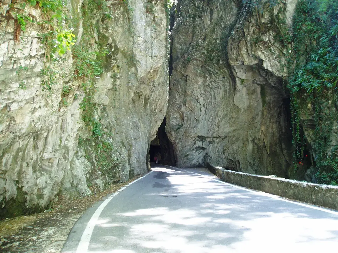 Strada che attraversa una gola rocciosa, un'avventura per scoprire come arrivare a Tremosine.