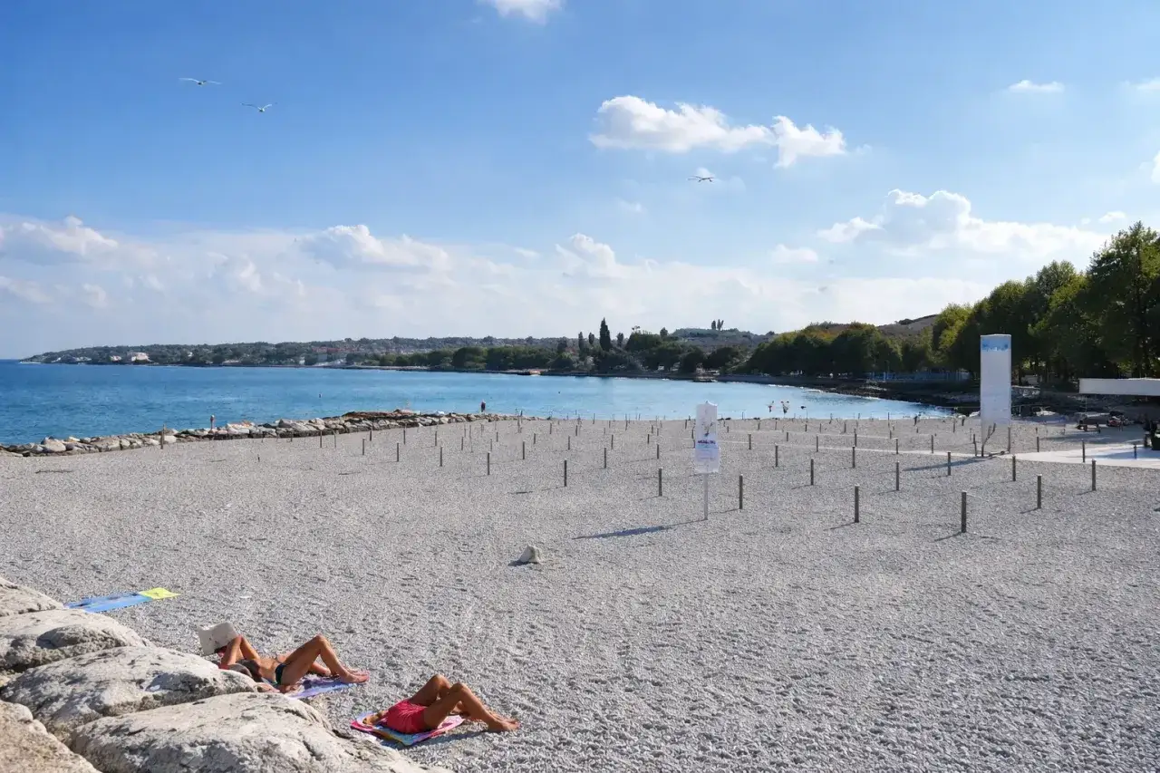 Spiaggia Desenzanino con lettini e ombrelloni, ideale per rilassarsi. Controlla i prezzi per goderti il sole sul lago.