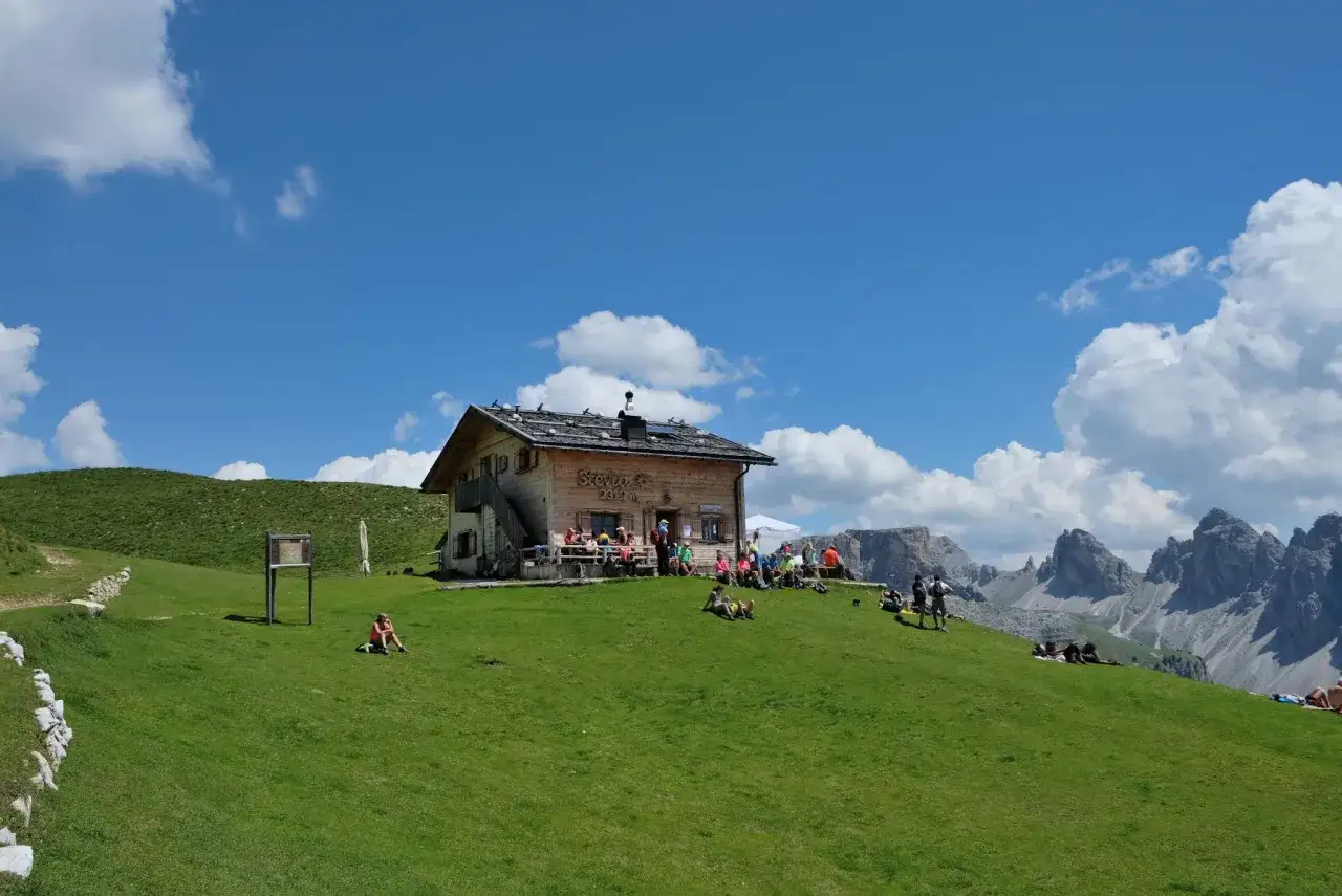 Rifugio Stevia a Selva di Val Gardena, ideale per passeggiate facili tra prati verdi e panorami mozzafiato.
