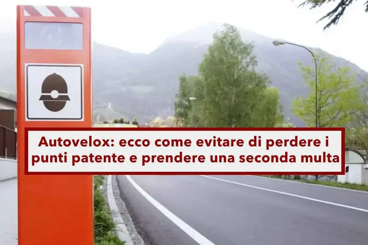 Autovelox arancione con simbolo di limite di velocit&agrave;. Testo: 