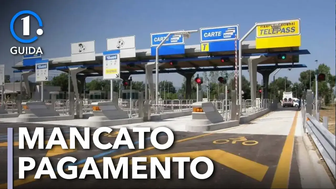 Casello autostradale con segnaletica Telepass. La scritta 