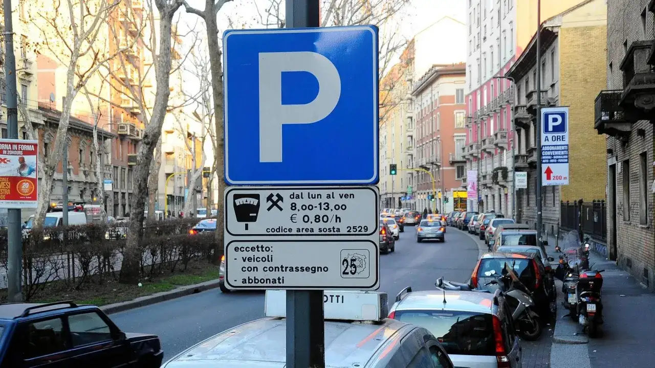 Segnale di parcheggio a pagamento: strisce blu si pagano dal luned&igrave; al venerd&igrave;, dalle 8:00 alle 13:00. Costo 0,80&euro;/h. Eccezioni per contrassegno e abbonati.