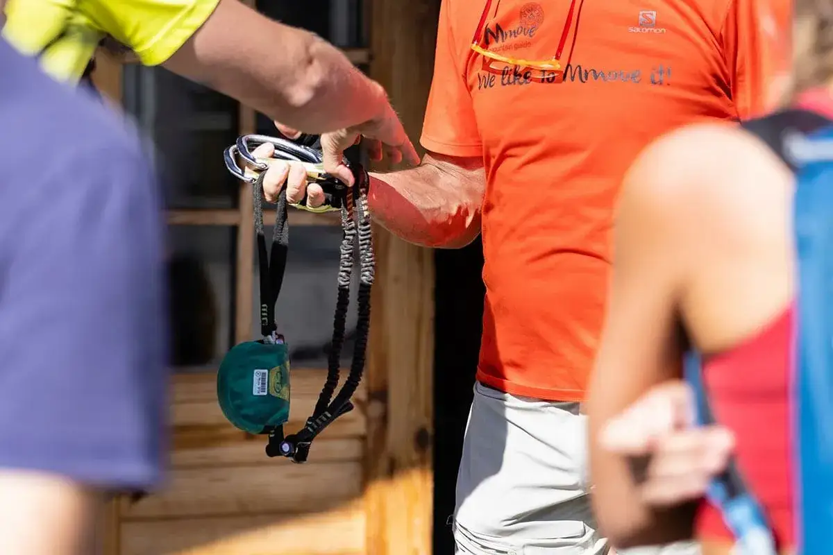 Guida mostra attrezzatura per via ferrata. Preparazione per l'avventura in montagna.