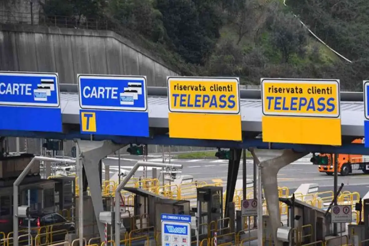 Segnali di casello autostradale con indicazioni 