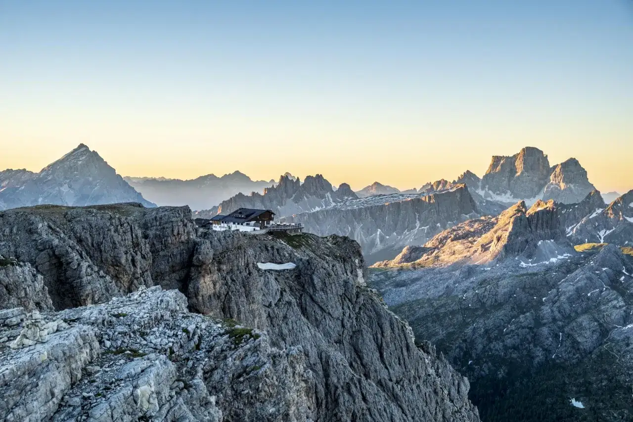Rifugio Lagazuoi, un punto panoramico mozzafiato. Scopri come arrivare al lago Lagazuoi per un'esperienza indimenticabile tra le vette.