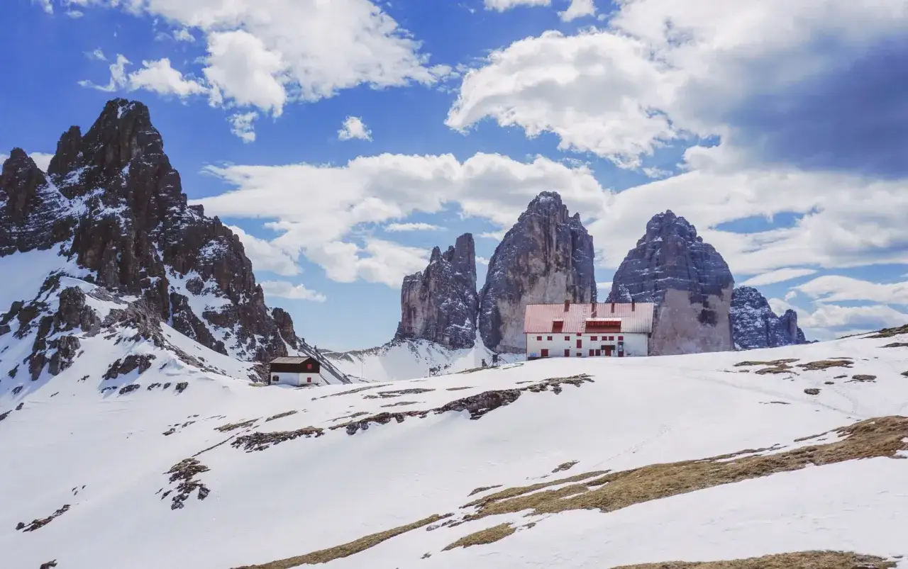 Rifugio Locatelli, con le Tre Cime di Lavaredo sullo sfondo, immerso nella neve. Un luogo magico per chi ama la val Fiscalina.