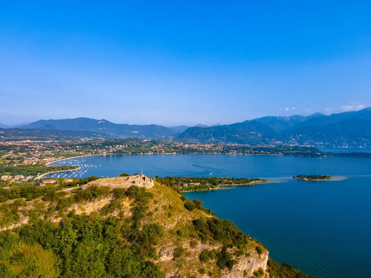 Rovine sul colle a Manerba del Garda, cosa vedere: panorama sul lago e montagne.