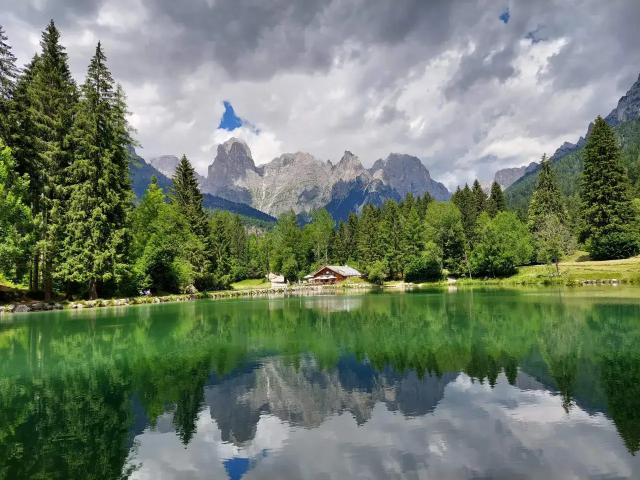 Lago Welsperg: un rifugio alpino con montagne maestose riflesse nelle acque verdi. Scopri come arrivare in questo paradiso.