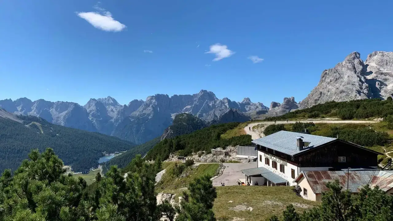 Sentiero da Misurina al Monte Piana a piedi, tra boschi e imponenti vette dolomitiche.