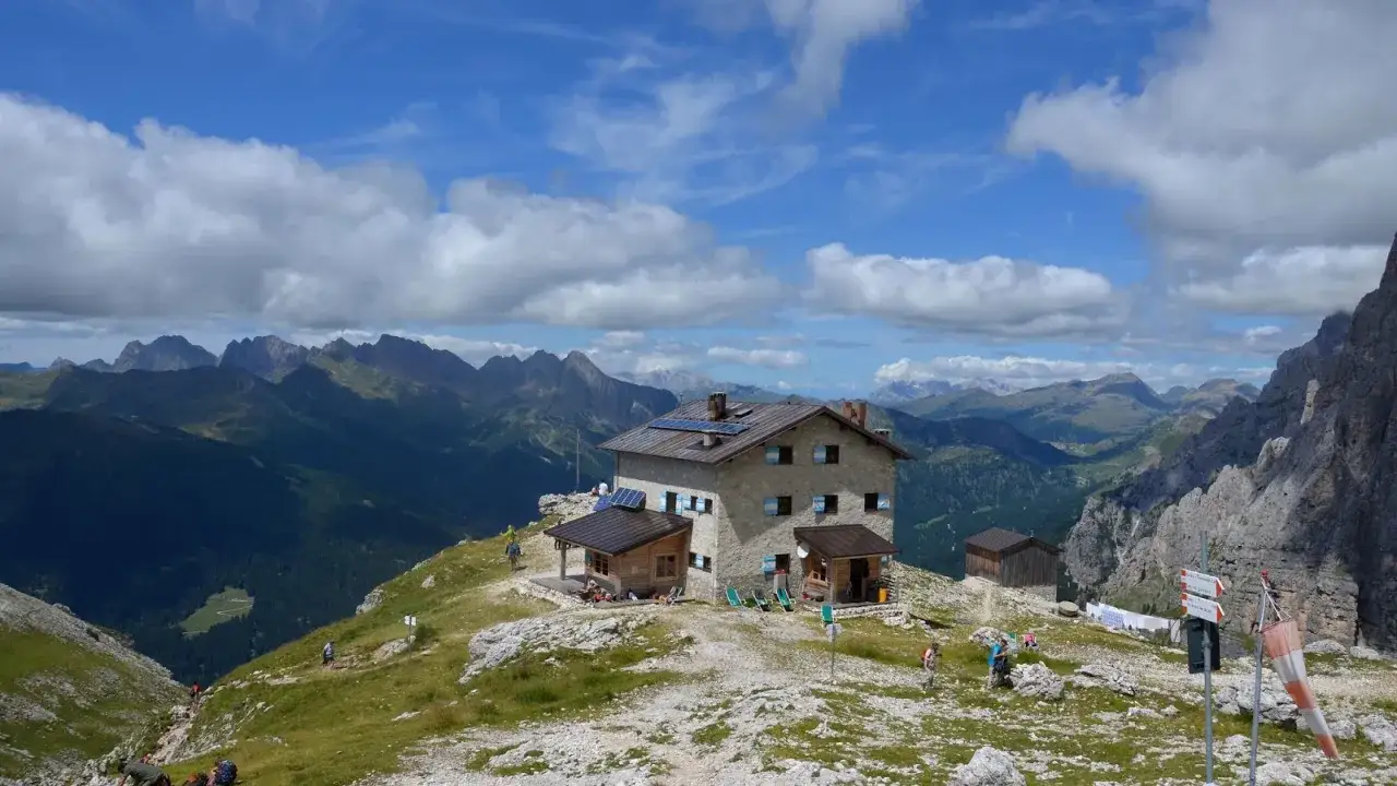 Rifugio Velo della Madonna, un'oasi tra le vette. Ecco come arrivare a questo splendido rifugio alpino.