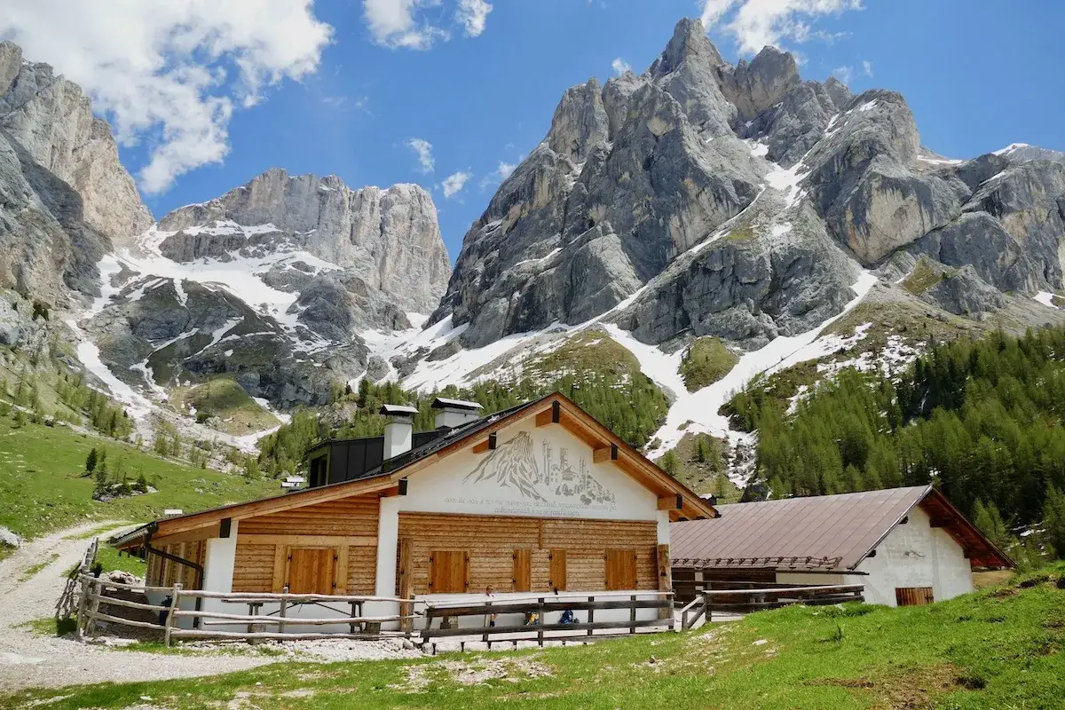 Malga Contrin, un rifugio alpino con imponenti montagne sullo sfondo. Ecco come arrivare per goderti questo panorama.