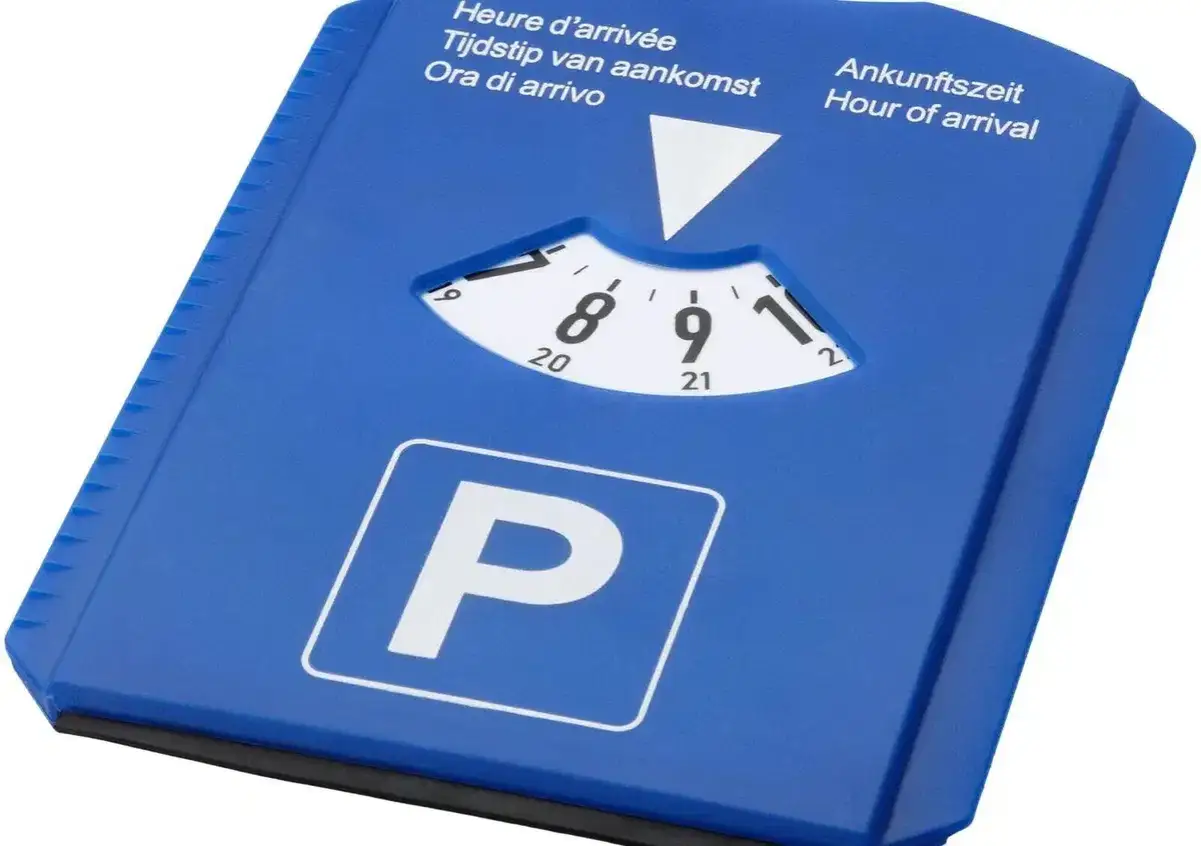Disco orario blu per parcheggio, con indicazione dell'ora di arrivo.