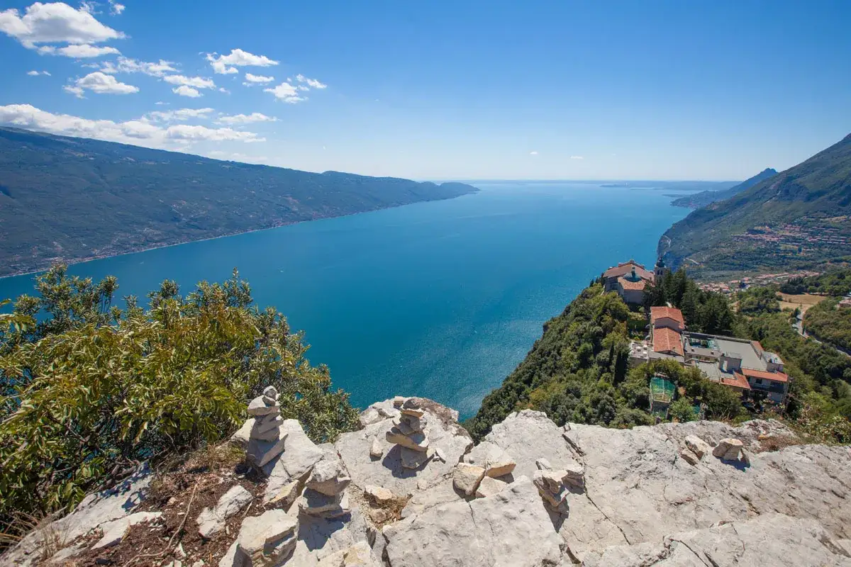 Panoramica mozzafiato sul Lago di Garda da Tignale. Scopri come arrivare in questo incantevole borgo.