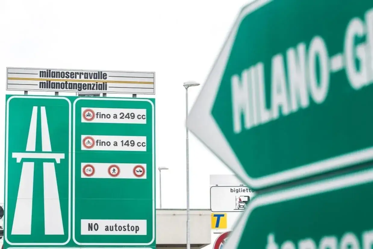 Segnali autostradali per Milano: divieto di autostop, limiti di cilindrata per moto e divieti per bici e pedoni. Sono qui da 125 in autostrada da quando.