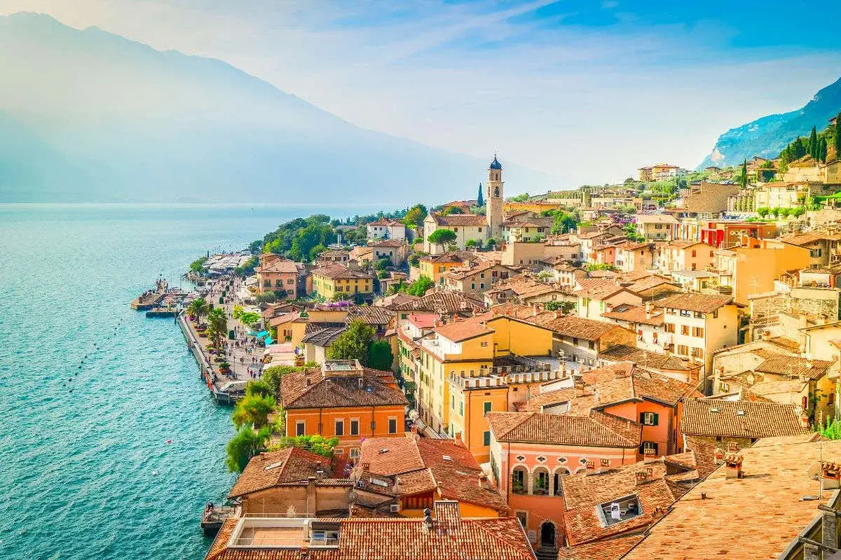 Vista panoramica di Limone sul Garda, con case colorate affacciate sul lago e montagne sullo sfondo. Perfetto per scoprire cosa fare a Limone sul Garda.