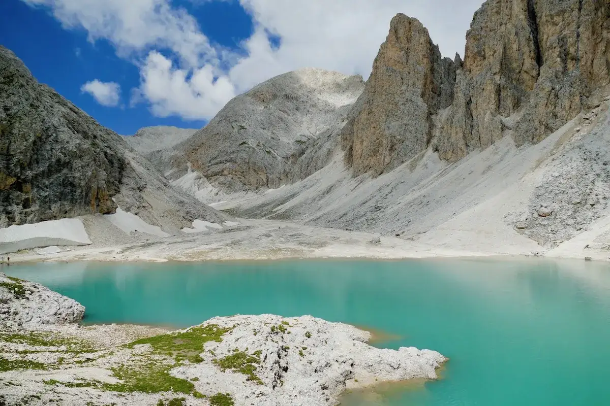 Lago di Antermoia, un gioiello turchese tra le rocce. Per arrivare in macchina, si raggiunge il passo Pordoi e poi si prosegue a piedi.