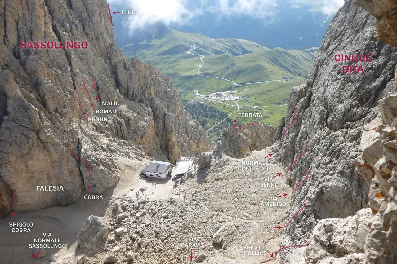 Panoramica del passo Sella con sentieri e vie ferrate segnate, tra cui la Via Normale Sassolungo e la Via Normale Cinque Dita.