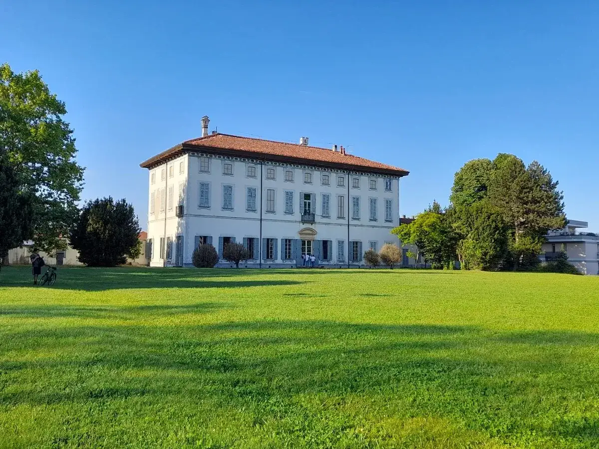 Villa Magnani a Cassano Magnago, con un ampio prato verde e cielo azzurro.