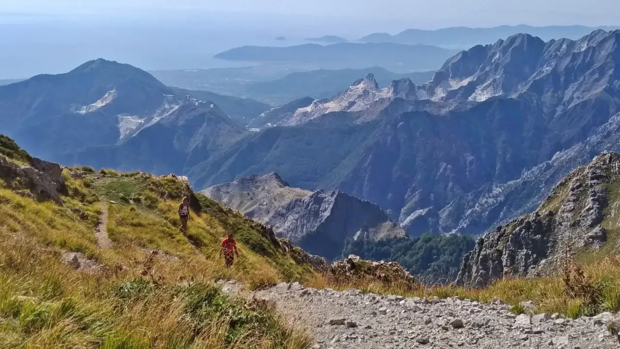 Escursionisti affrontano la via Vandelli, un sentiero di montagna con panorami mozzafiato e una certa difficolt&agrave;.