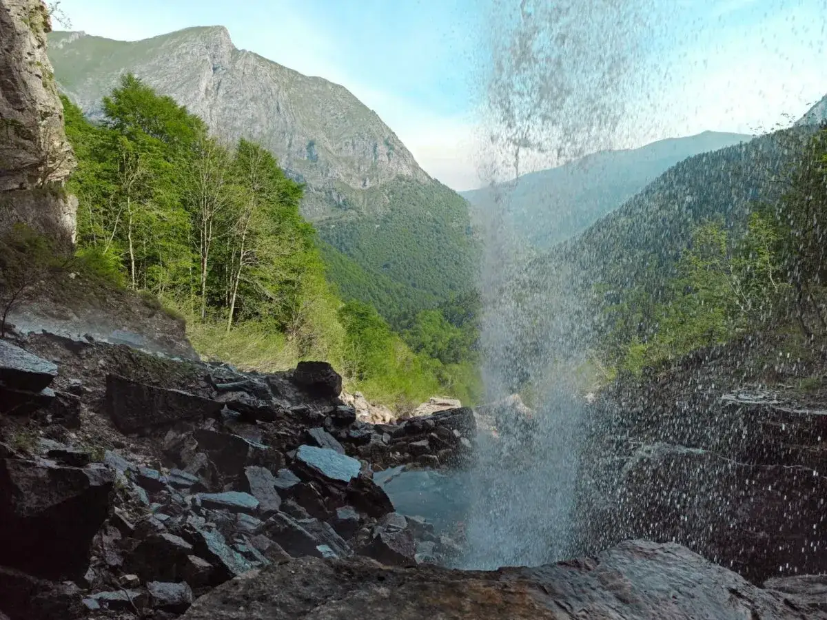 Cascata in montagna, un luogo ideale per entracque escursioni facili tra rocce e verde rigoglioso.