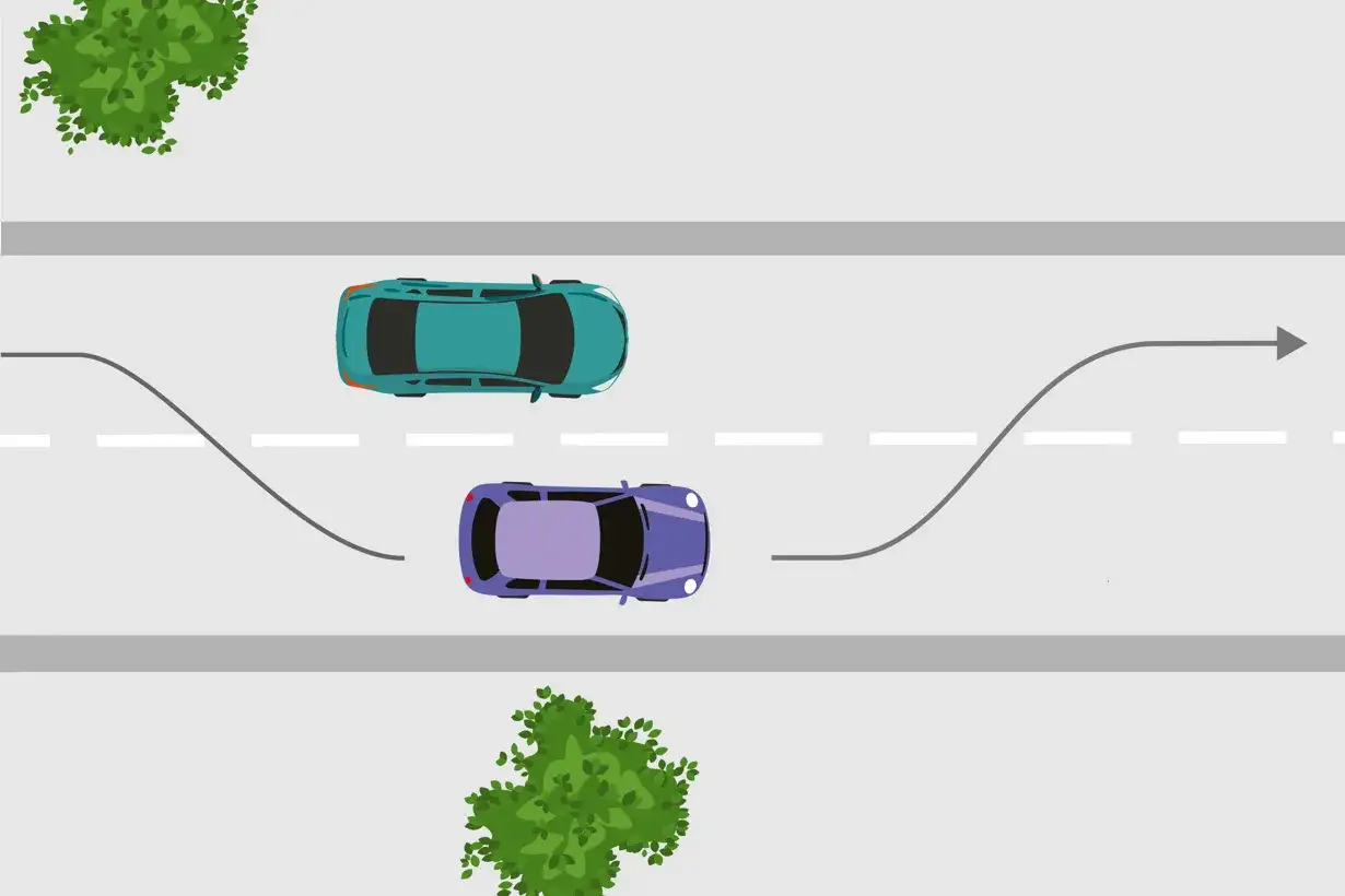Due auto su strada. Una blu, una viola. La blu &egrave; davanti. La viola tenta il sorpasso a destra, ma &egrave; sempre vietato effettuare la manovra di sorpasso a destra.