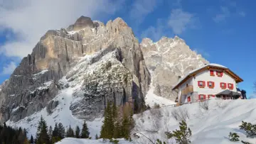 Rifugio Carestiato, un'oasi bianca ai piedi delle maestose Dolomiti. Scopri come arrivare a questo incantevole luogo.