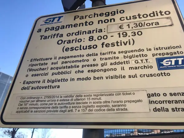 Segnale che indica che le strisce blu si pagano dalle 8:00 alle 19:30, esclusi i festivi. Tariffa €1,30/ora.