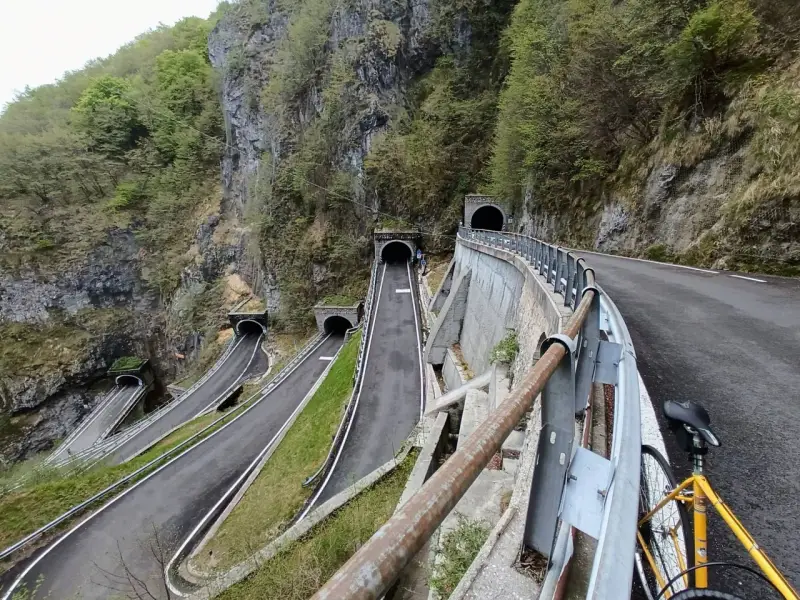 Strada tortuosa con gallerie scavate nella roccia, un vero spettacolo da vedere al Passo San Boldo.
