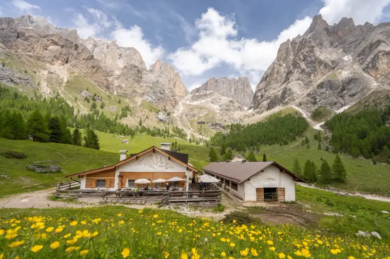 Malga Contrin, un rifugio alpino incastonato tra le maestose Dolomiti, raggiungibile con sentieri panoramici.