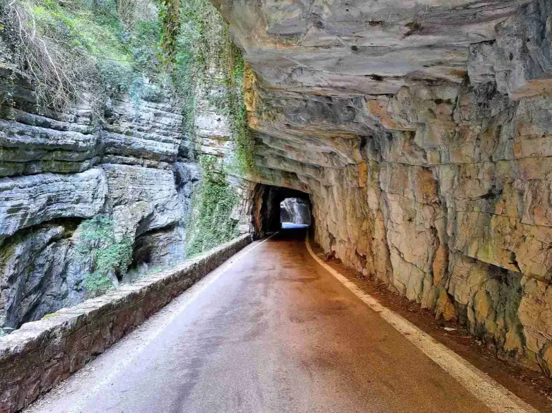 Strada panoramica scavata nella roccia, un percorso suggestivo per scoprire come arrivare a Tremosine.