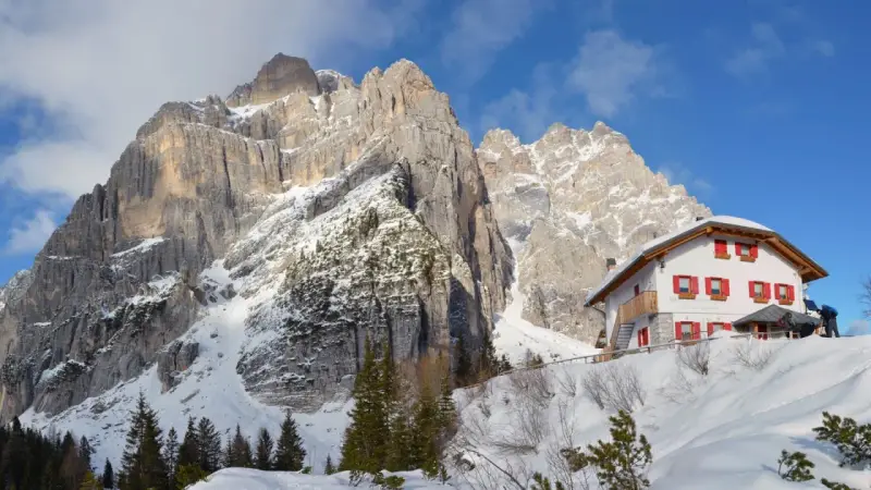 Rifugio Carestiato, un'oasi bianca ai piedi delle maestose Dolomiti. Scopri come arrivare a questo incantevole luogo.
