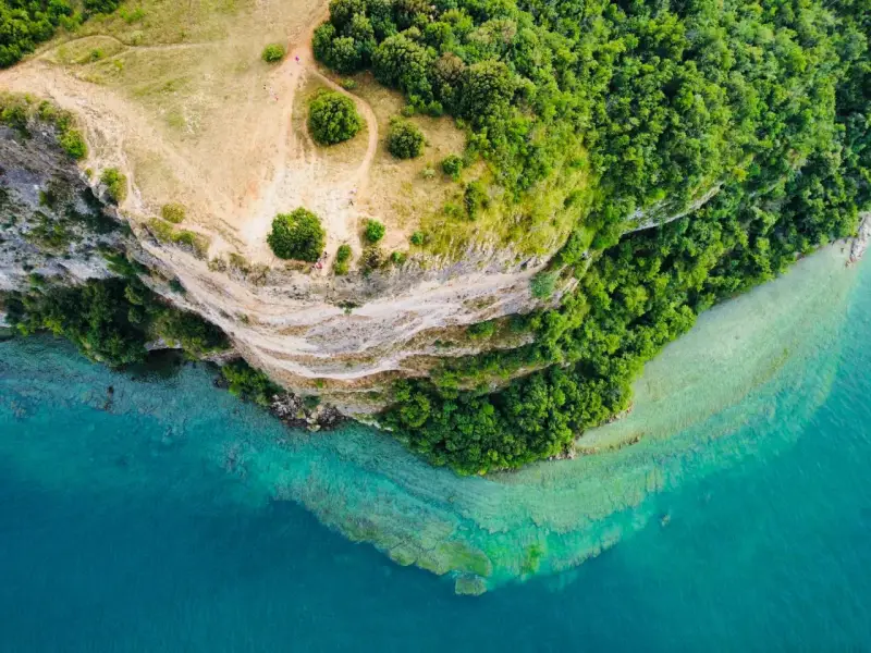 Vista aerea di Manerba del Garda: scogliere, vegetazione lussureggiante e acque cristalline del lago. Scopri cosa vedere in questo incantevole angolo del Garda.